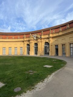 Der Veranstaltungsort - die Orangerie von außen